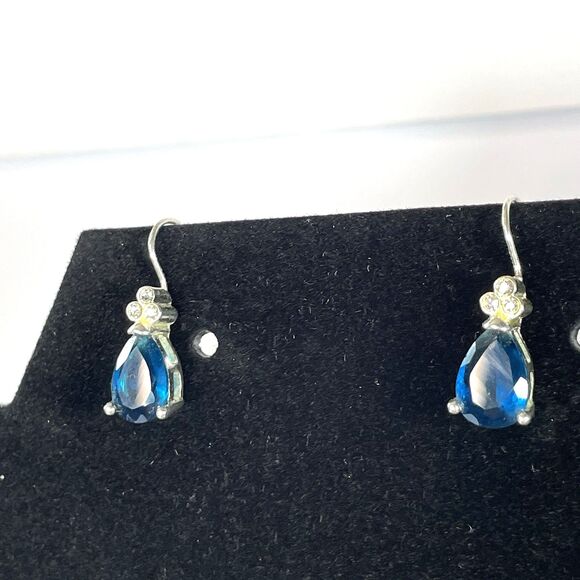 Signed Avon 2003 Faceted Pear Shaped Faux Glass Sapphire Silver Tone Necklace - Picture 10 of 16